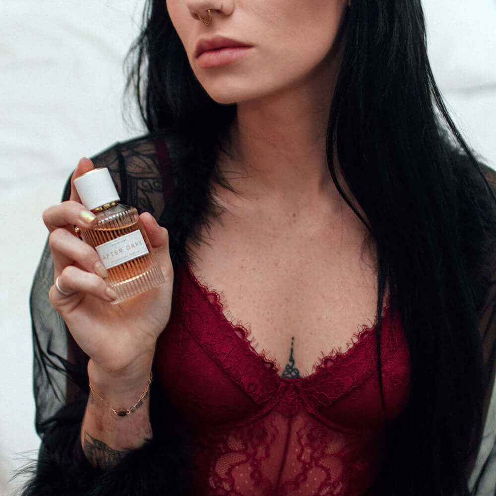 EOL-P-05DX_5 perfume bottle in woman's hand